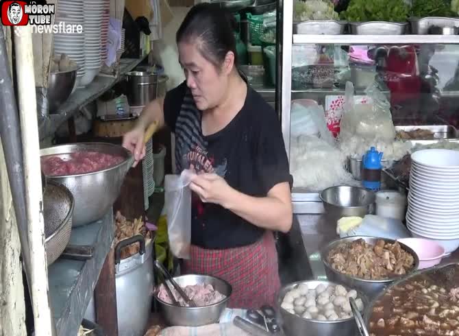 Video :This beef soup has been made in Thailand on the same burner for forty-five years